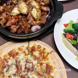 - 科技园附近新开了一家可以吃饭and打麻将的咖啡店