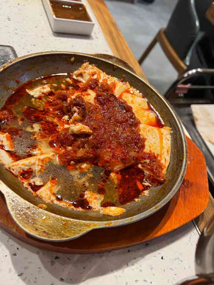 韩红石板肉(恒大店)-"[薄荷]环境:装修的还不错,就是一进门.