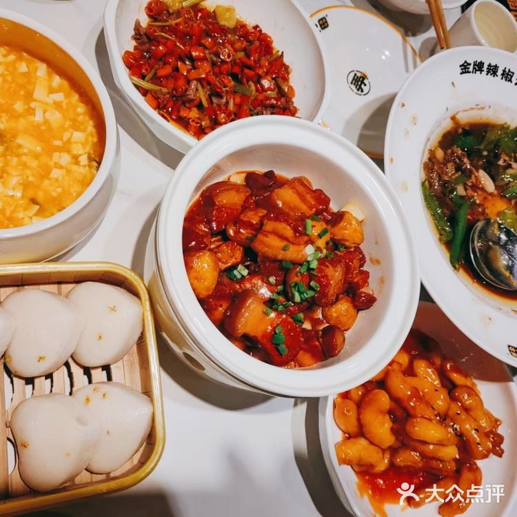 饭点人也不少，有沙漏计时，上菜快。特色