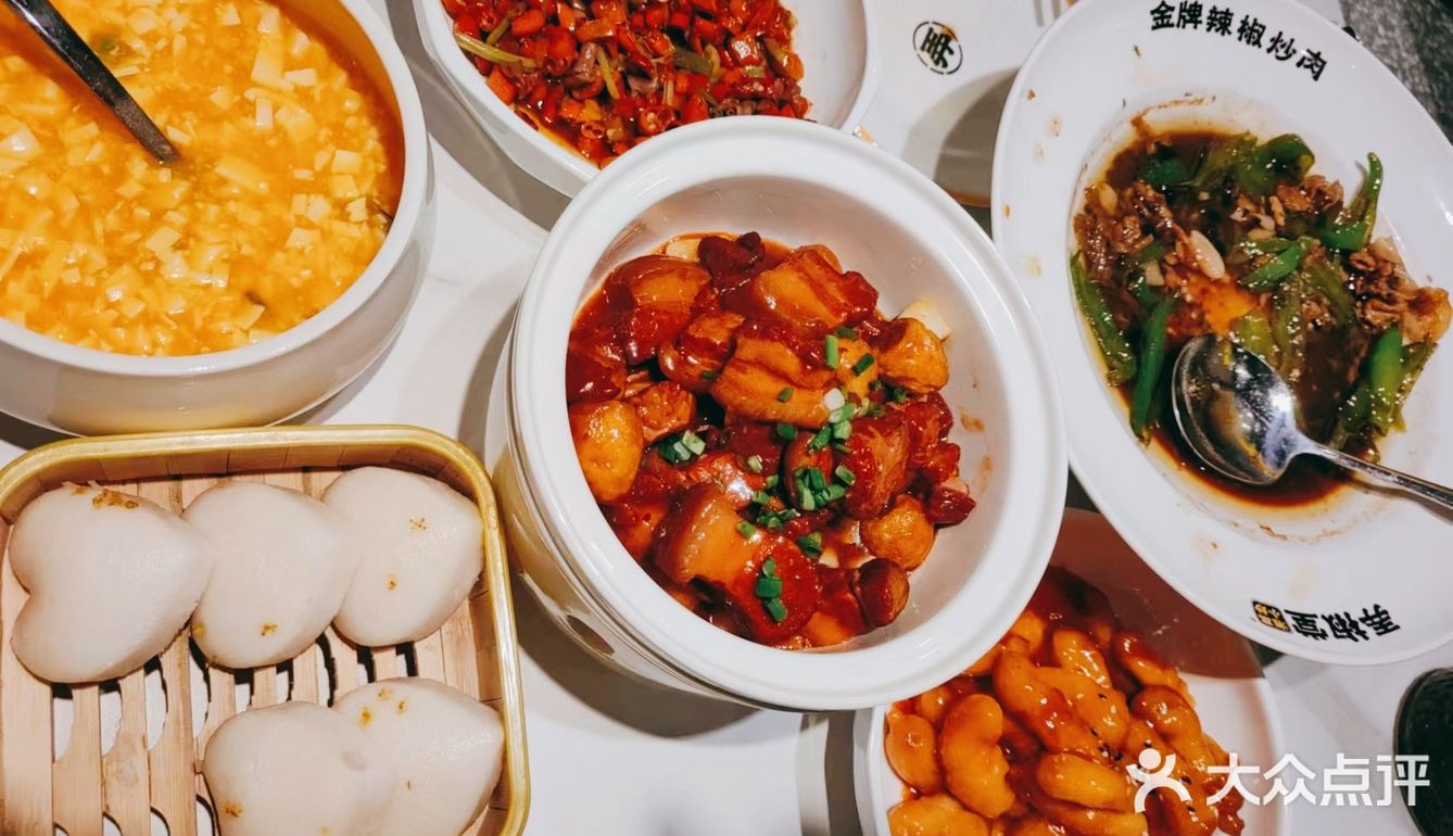 饭点人也不少，有沙漏计时，上菜快。特色