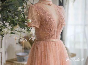 火爆的泡泡袖礼服踏入婚姻的迪士尼公主