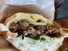 鲜香蘑菇牛肉汉堡-魏斯理汉堡(西安沣东吾悦店)