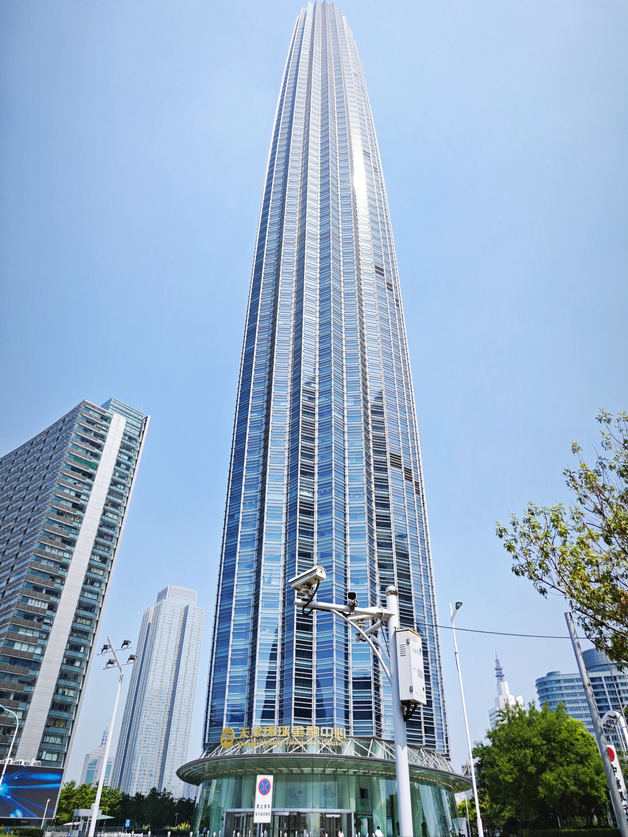 9米,天津市区第二高楼,是集餐饮,办公,酒店于一体的天津地标性建筑