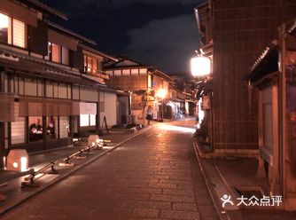 晚上九点多很幽静，还有一两家餐厅还开着，不小心忘了一