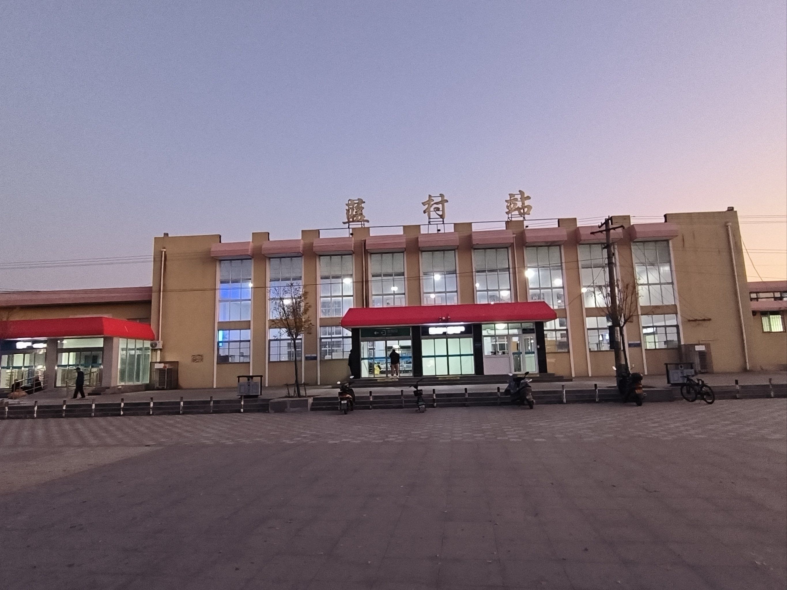 座城 这是一座很小的火车站,只有一个小小的候车室,路过的 底右埠苌 