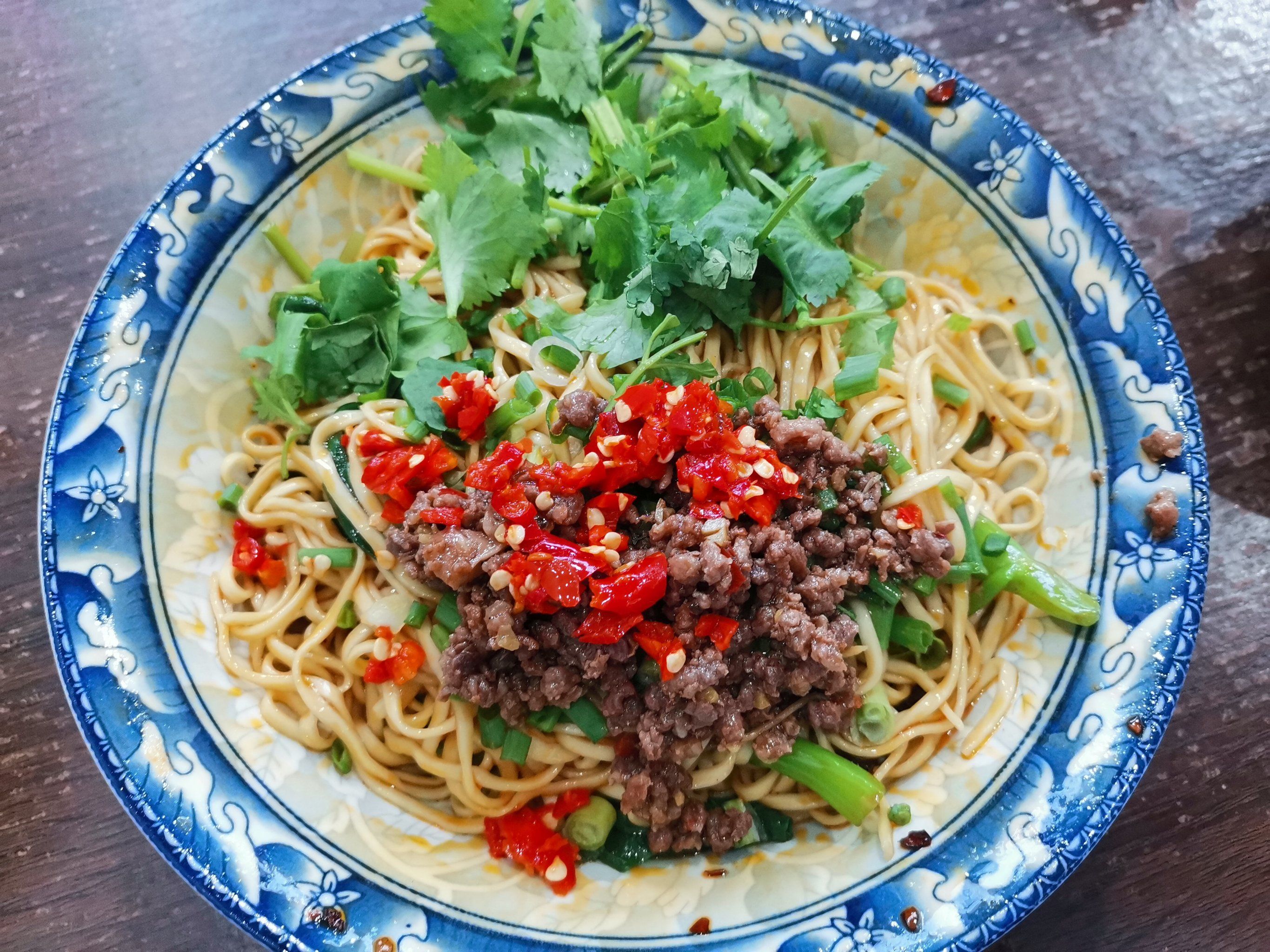 想着对宜宾面的热爱,肯定先去试一把,结果最爱的生椒牛肉面不怎么好吃