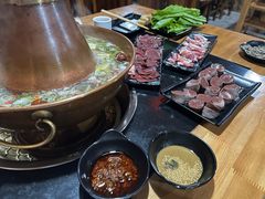 -果松木炭酸菜铜火锅·外婆参鸡汤