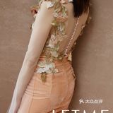 亲肤柔滑。肩部和飘袖上的立体造花非常修饰手臂