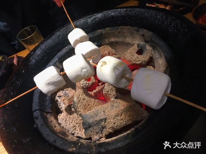 泥炉烧肉师烤棉花糖图片 