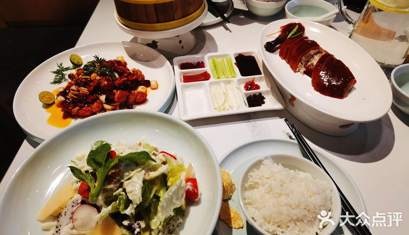 在前门粮食店街 一进门就倒了柠檬水并且上了免费的水果