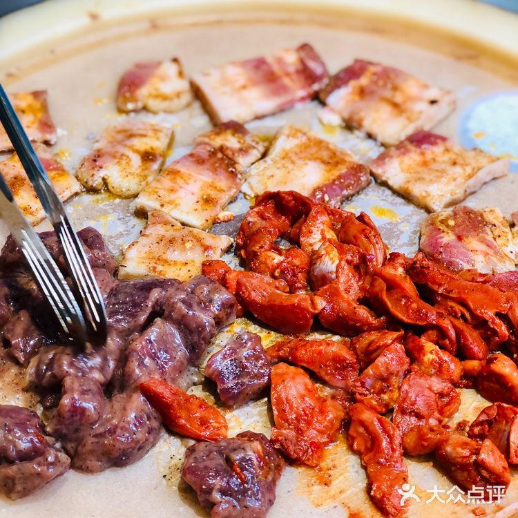 在大理石上烤肉,原来这么美味