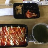 不喜欢吃那个黑色的豆豆。蛋包饭外面的蛋很薄一层