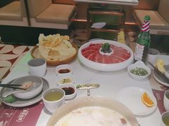 -洪氏嗨捞·广东猪肚鸡·椰子鸡火锅(西咸万象城店)