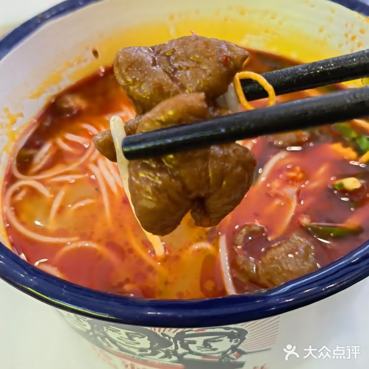 麻辣肥肠米线：成都街头的味蕾狂欢