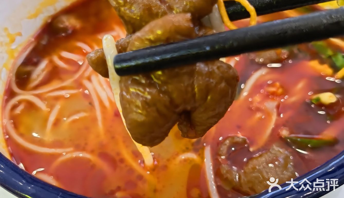 麻辣肥肠米线：成都街头的味蕾狂欢