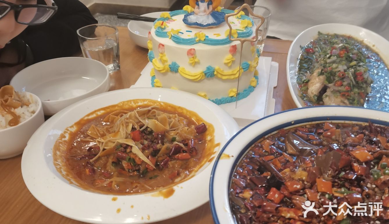 我们三个人要了7个菜，才花了300多，确实菜美价廉