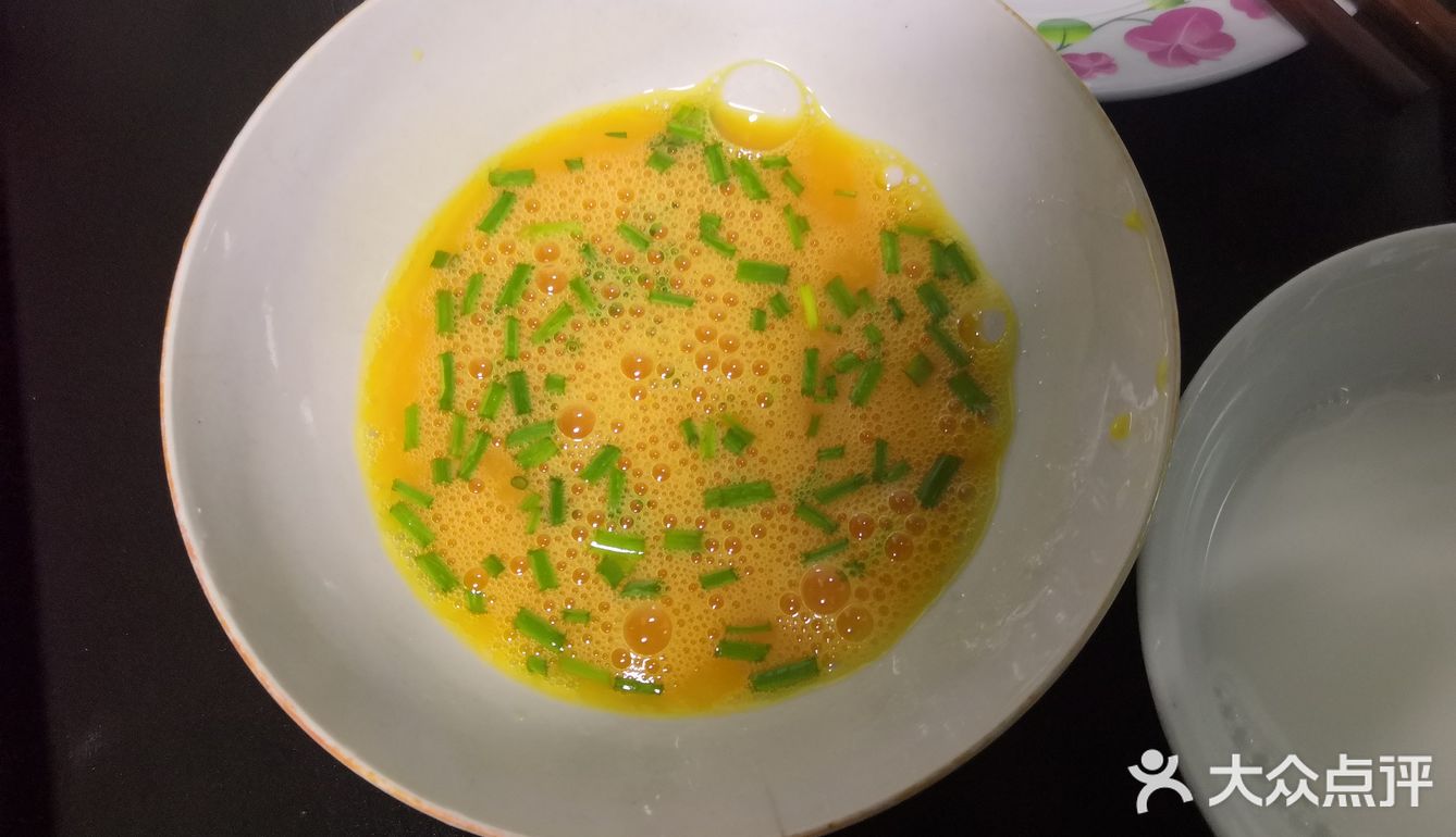 鸡蛋两枚，小葱，虾仁若干，盐，料酒，水淀粉等