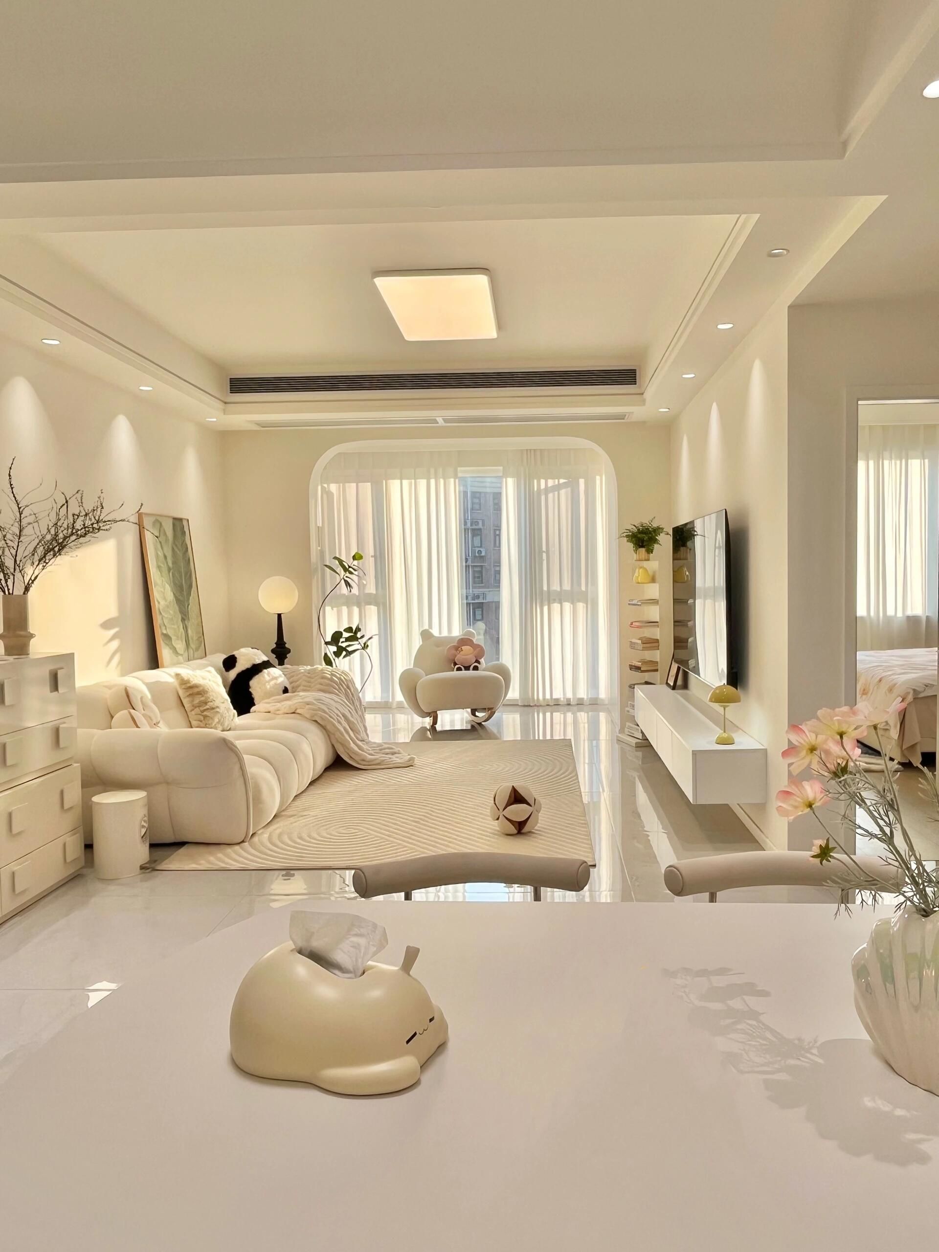 n✅奶油风装修一些细节
▫️客厅阳台打通后封窗,整个客厅