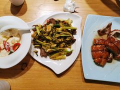 自制酸菜炒牛肉-宏记广东客家菜(丰汇店)