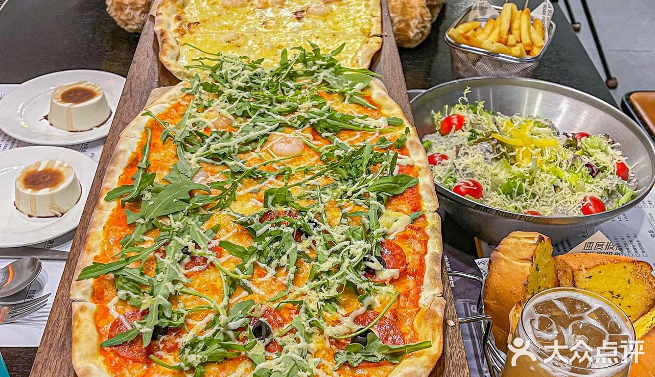 点单不用纠结口味😛一米长披萨满足4️⃣个味道