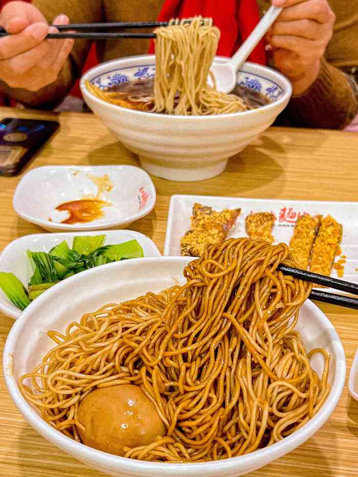 老上海面馆(洪楼西路店)-"[薄荷]环境:店铺不大,就在印象城西边.