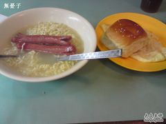 汤公仔面配肠仔-兰亭咖啡阁