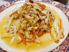 韭黄巧炒虫草花-巴特餐饮6加1音乐餐吧·新疆菜