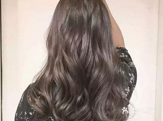 空气刘海有些内翘，弧度优美