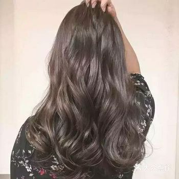 空气刘海有些内翘，弧度优美