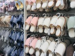-名创优品(北京新中关购物中心地铁层店)