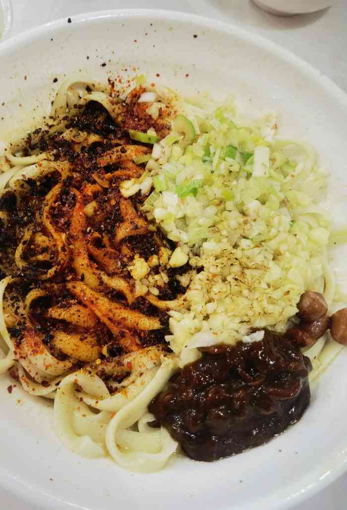 位置就在个十字路口很显眼很简单就能找到基本上每周都至少来吃一次