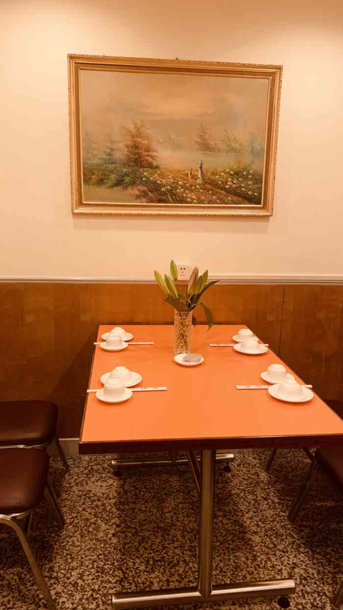 雅苑餐厅(朝天路店"位置在朝天路,老城区的路总是歪七扭八的.