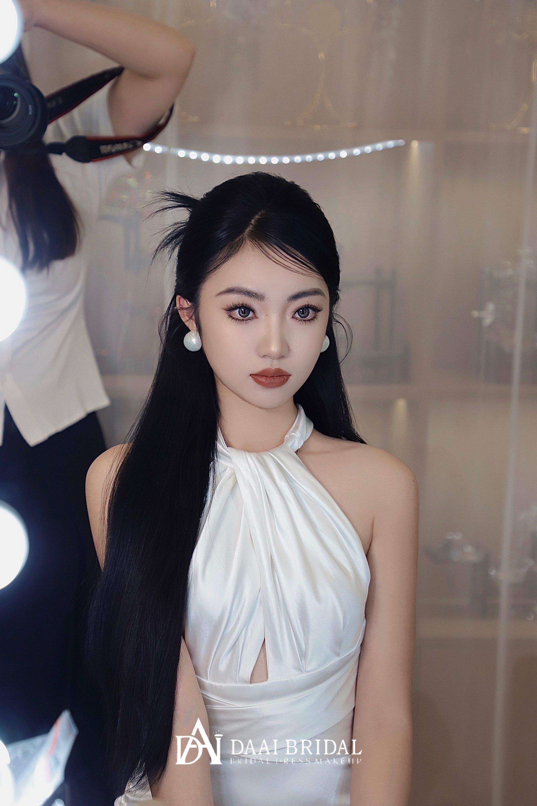 低饱和轻泰妆妆面简洁大气 塑造五官完美立体感