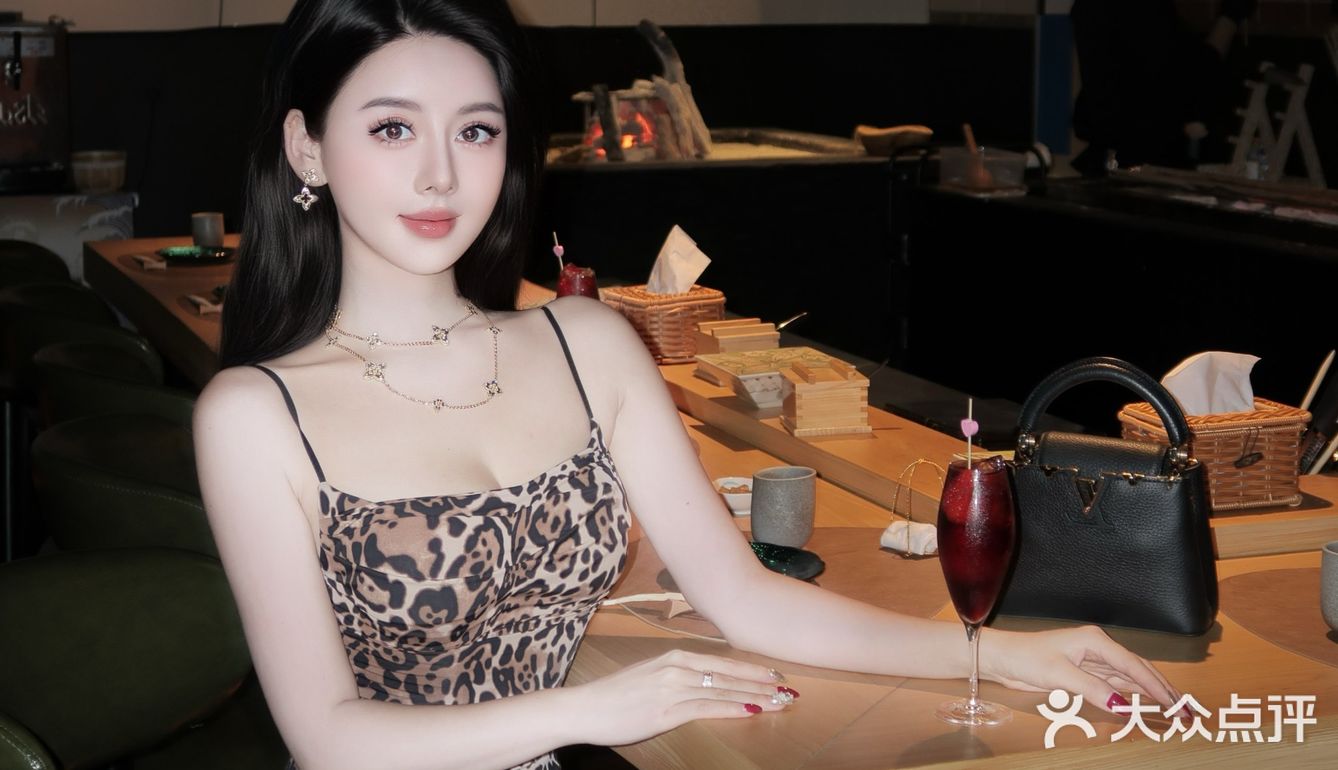 朋友酒杯碰一碰