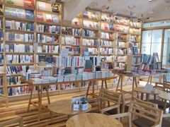 大堂-猫的天空之城概念书店(束河店)