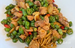 Spicy Pepper Stir-Fried Chicken with Noodles