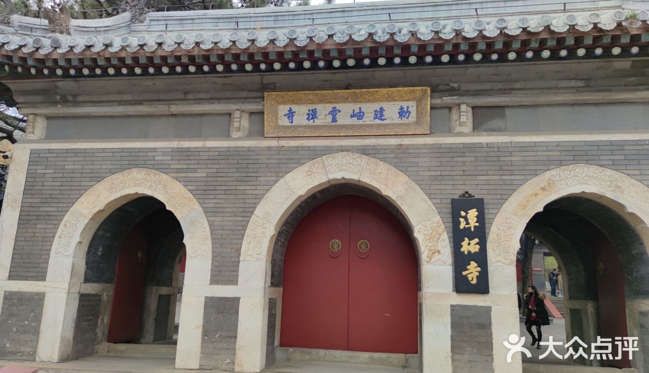 60岁以上的叔叔阿姨免票，我是在大众点评上预约的