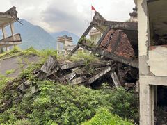 -四川汶川特大地震漩口中学遗址