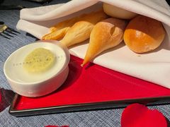 人餐前面包-弦月窗LUNETTE BY AMANDA(复兴路店)