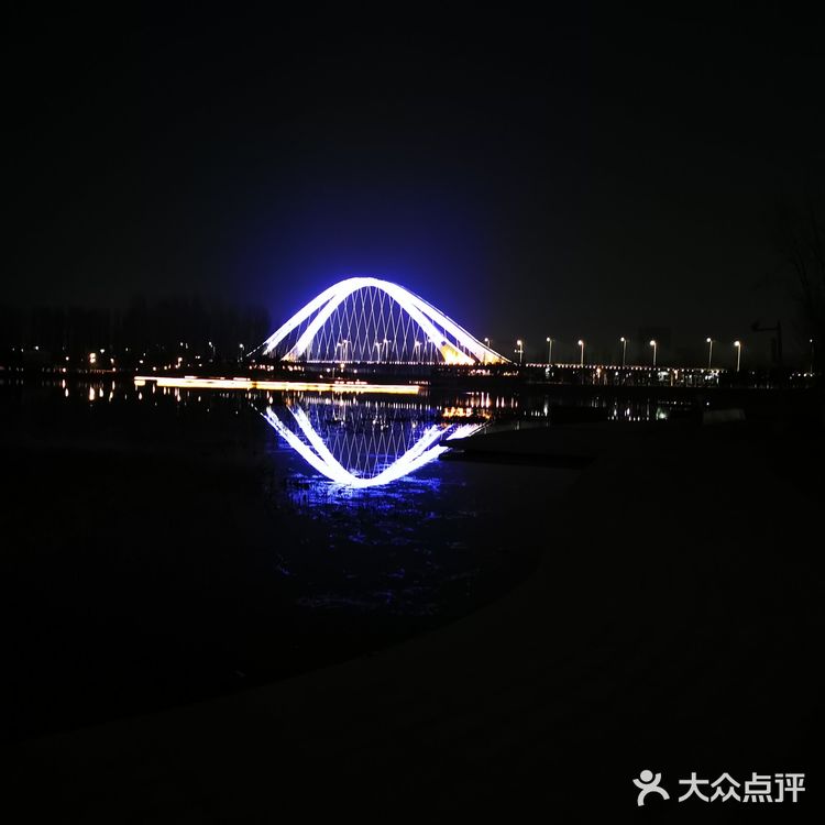 未来科学城滨水公园夜色也很漂亮，远处有，凹造型的灯光秀