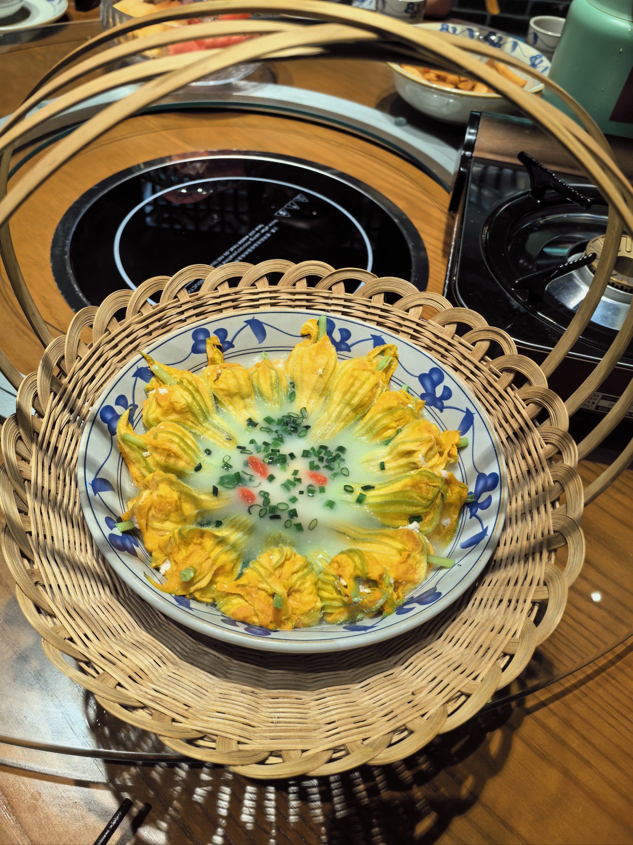 这一盘南瓜花酿也太美了