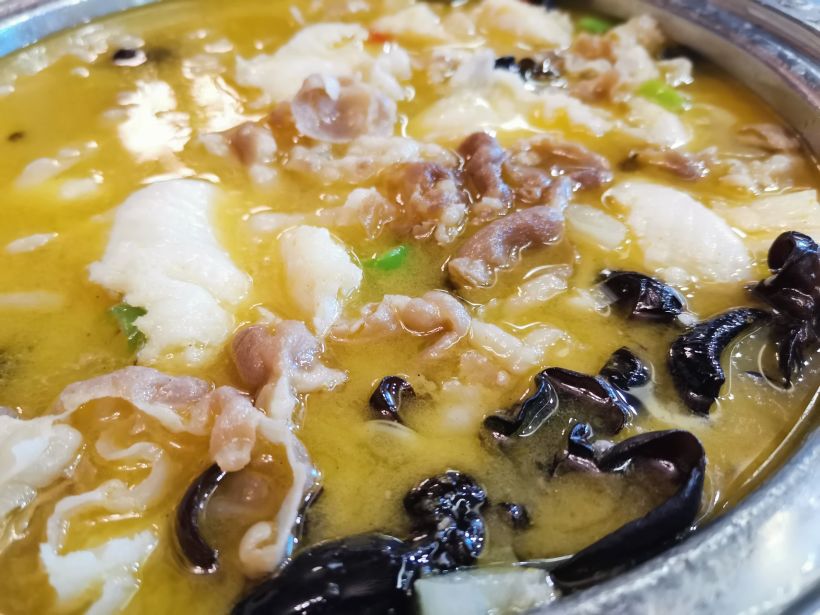 金汤鱼羊鲜^酸菜鱼与酸汤肥羊的结合产品,味道不错,很下饭.