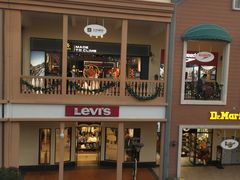 -王府井奥莱临潼小镇(临潼店)