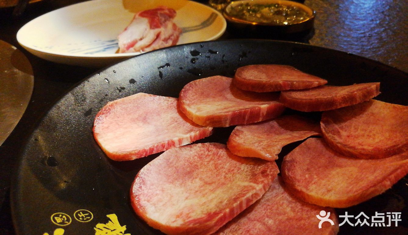 菜量也打大～服务也很周到～小哥哥颜值都好高，嘻嘻