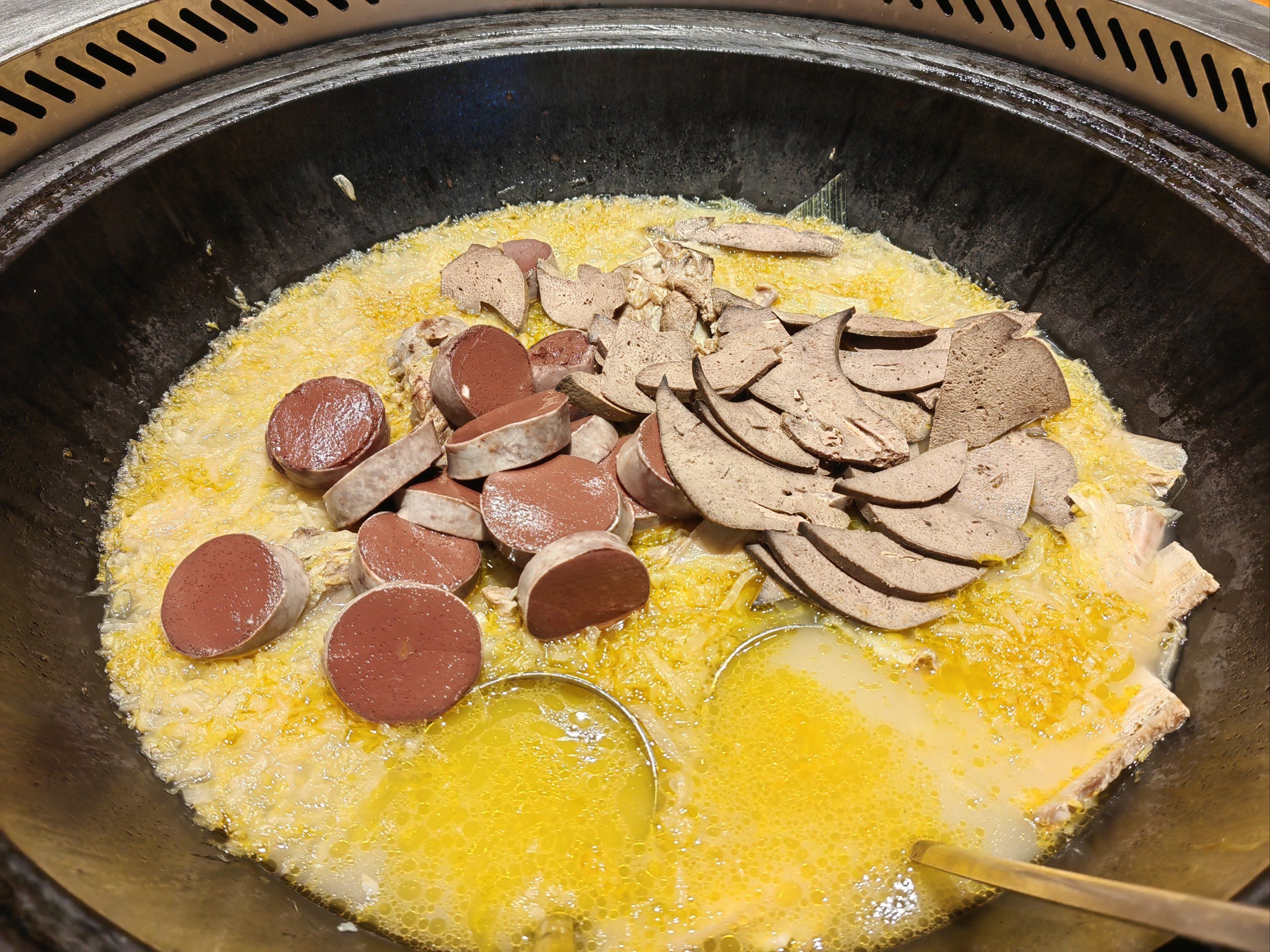 他家的铁锅炖可以一桌吃四锅