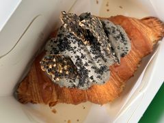 浓香黑芝麻可颂-PAOPAO Bakery&Café(港汇店)