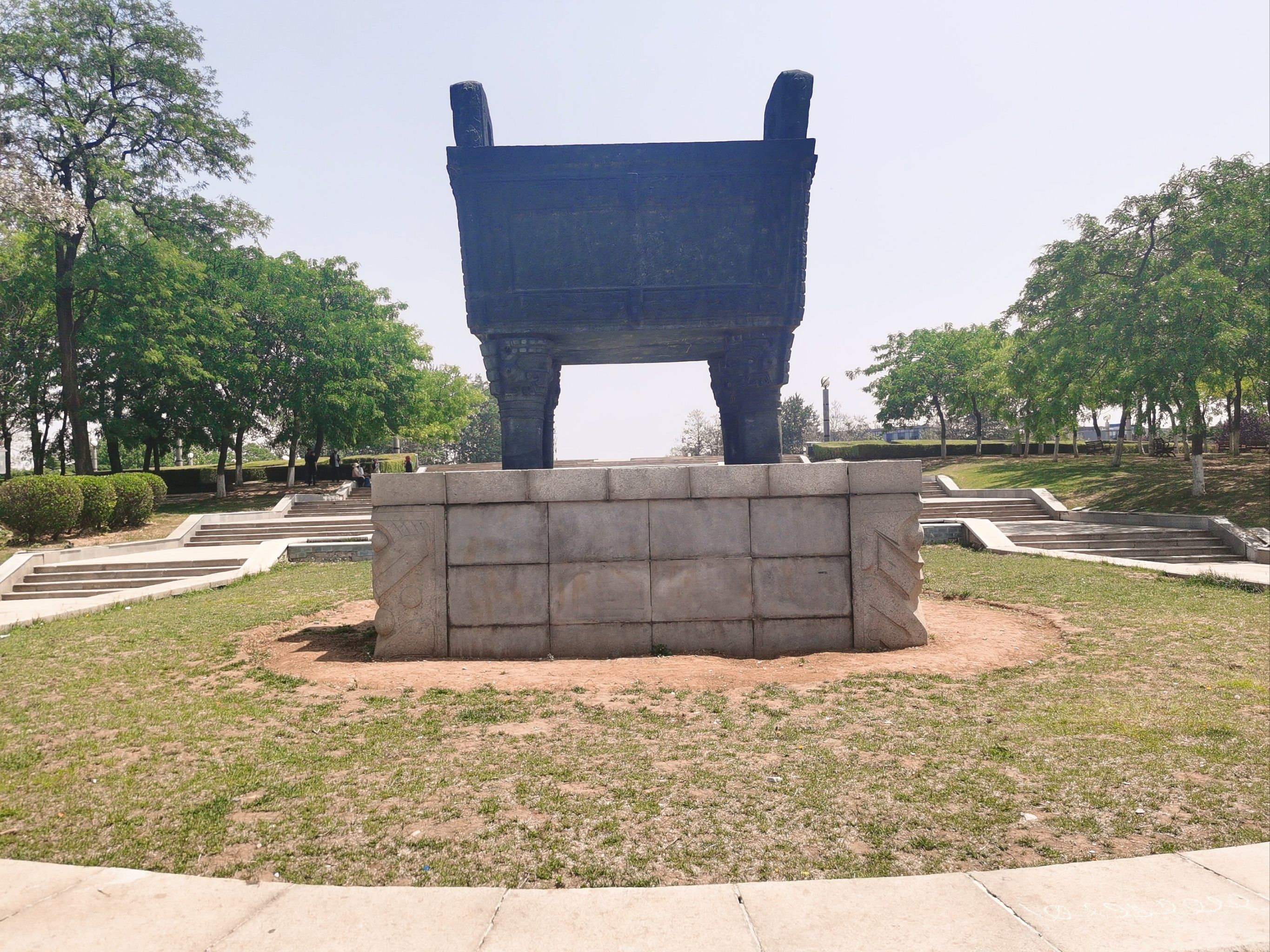 位于大连甘井子区的鼎山公园是一个开放性公园,拥有多个出入口和多个