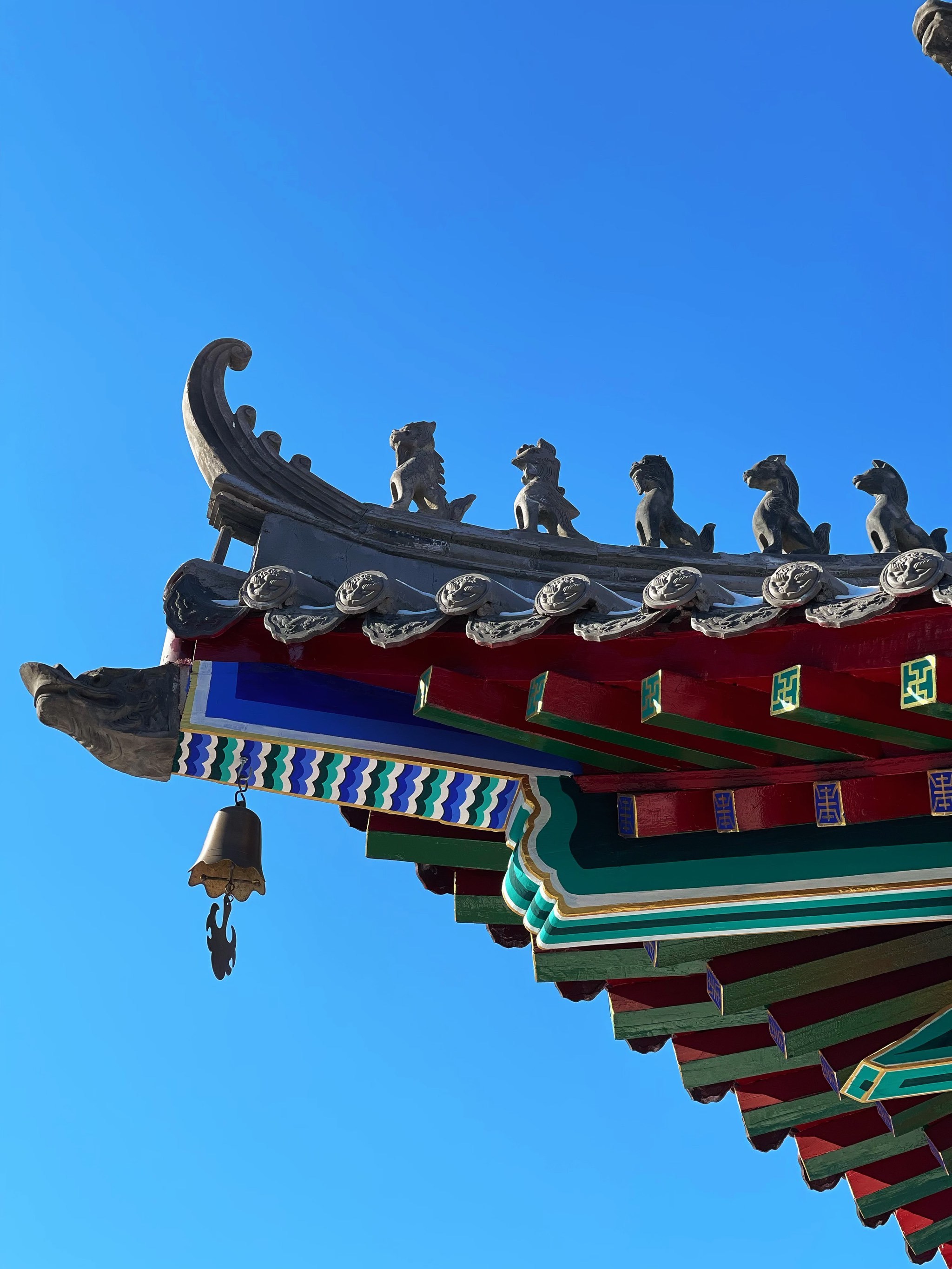 当代年轻人在上班和上进之间选择上香