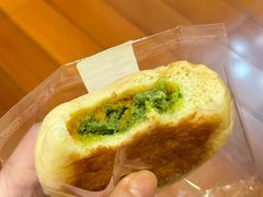 抹茶开心果米面包-天井·丑面包搭咖啡