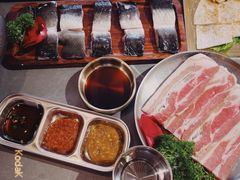 -围炉肉舍•炭烤活鳗•丹东海鲜烤肉(步行街店)